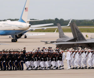 Przywódca Chin przyleciał do USA. Też przeszedł po czerwonym dywanie