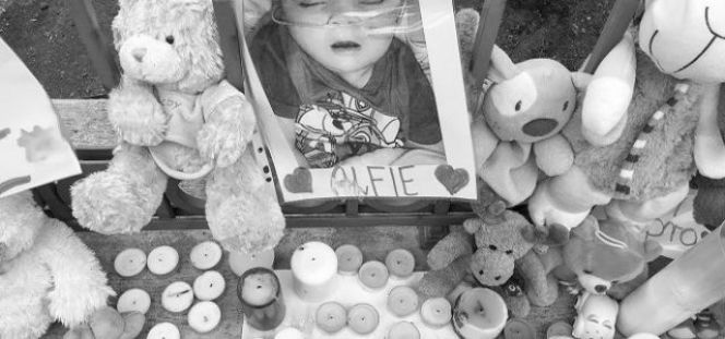 Alfie Evans nie żyje - 'Mój gladiator rzucił tarczę' 