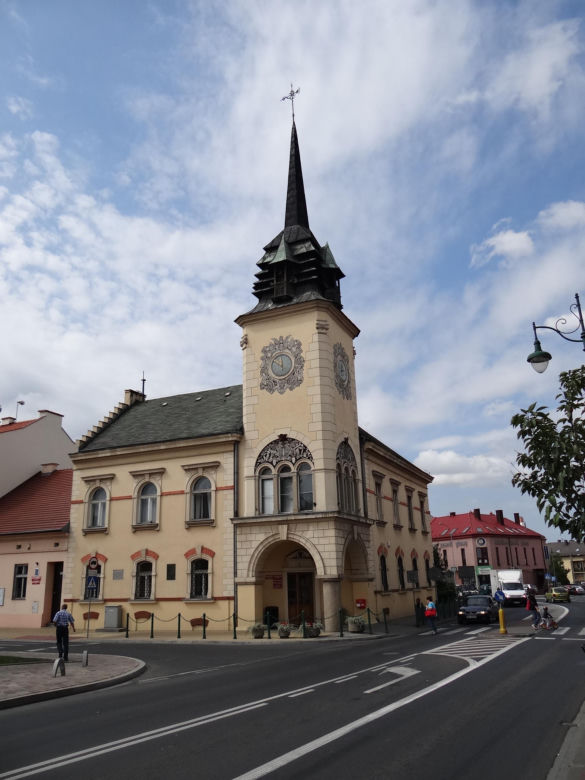 Jedno z najpiękniejszych miast w Małopolsce leży obok Krakowa. Zachwyca zabytkowym dworem