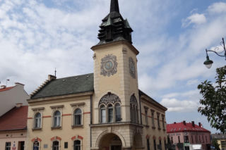 Jedno z najpiękniejszych miast w Małopolsce leży obok Krakowa. Zachwyca zabytkowym dworem