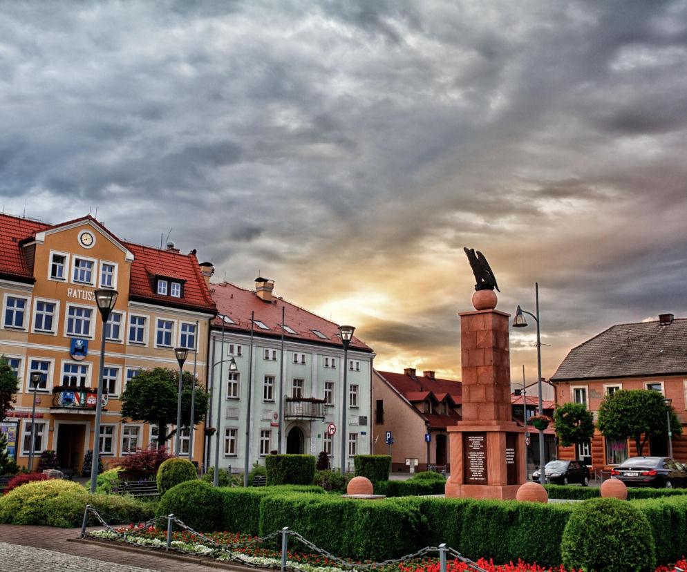 Bieruński rynek z widokiem na ratusz i pomnik Powstańców Śląskich. Więcej o historii Bierunia na Eska Śląskie.