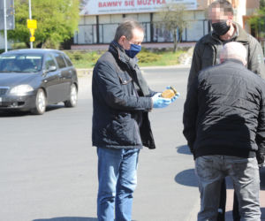 Marszałek Grodzki robi zakupy na bazarku