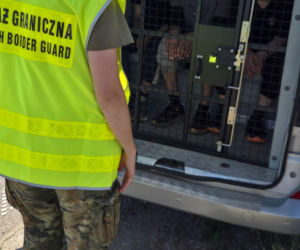 Obywatel Ukrainy udawał dostawcę jedzenia, a przewoził czterech nielegalnych migrantów z Afganistanu