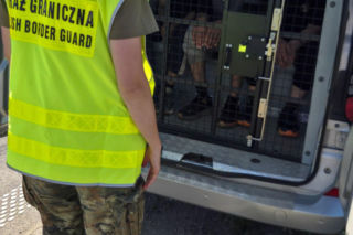 Obywatel Ukrainy udawał dostawcę jedzenia, a przewoził czterech nielegalnych migrantów z Afganistanu