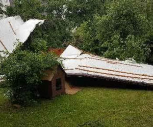Burza nad Śląskiem zbiera żniwo. Połamane drzewa i braki w dostawie prądu [ZDJĘCIA, WIDEO]