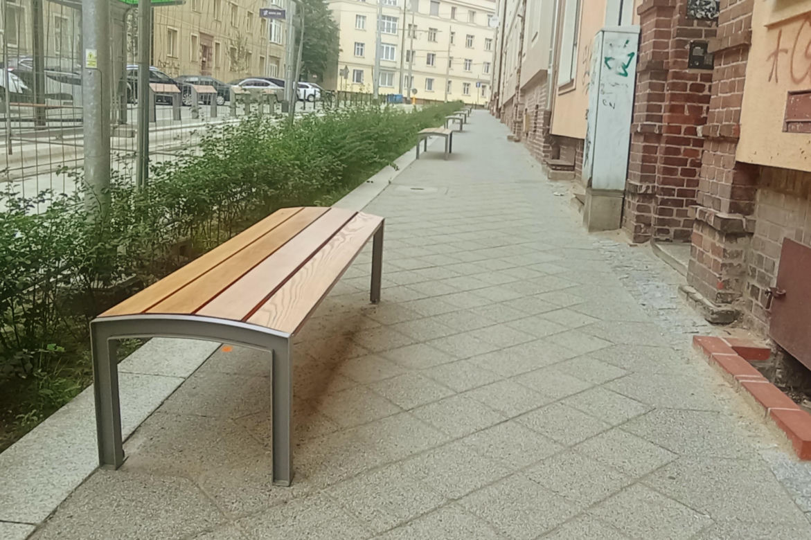 "Wysyp" ławek na ulicy Boguchwaly