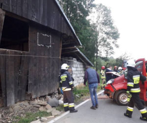 Kicznia. Uderzył samochodem w budynek. Wszystko przez dzikie zwierzę