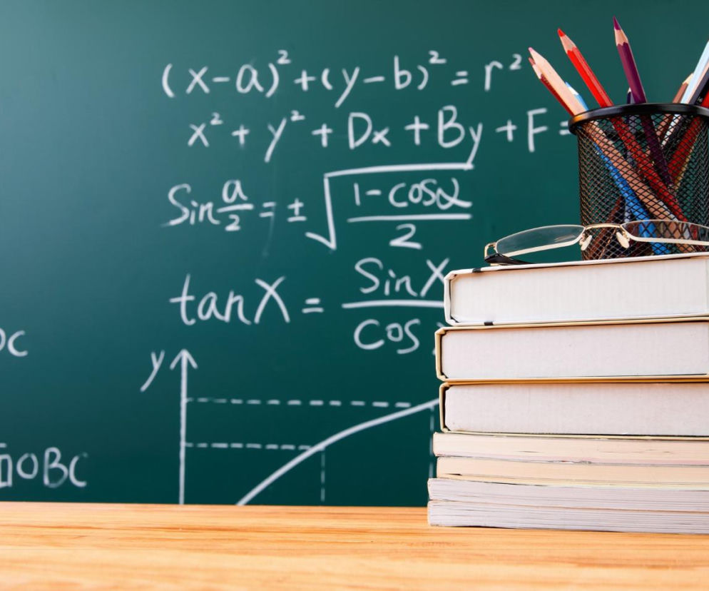 Podasz poprawną odpowiedź: 4(3x + 5) = 68? To proste równanie z jedną niewiadomą wielu spędza sen z powiek