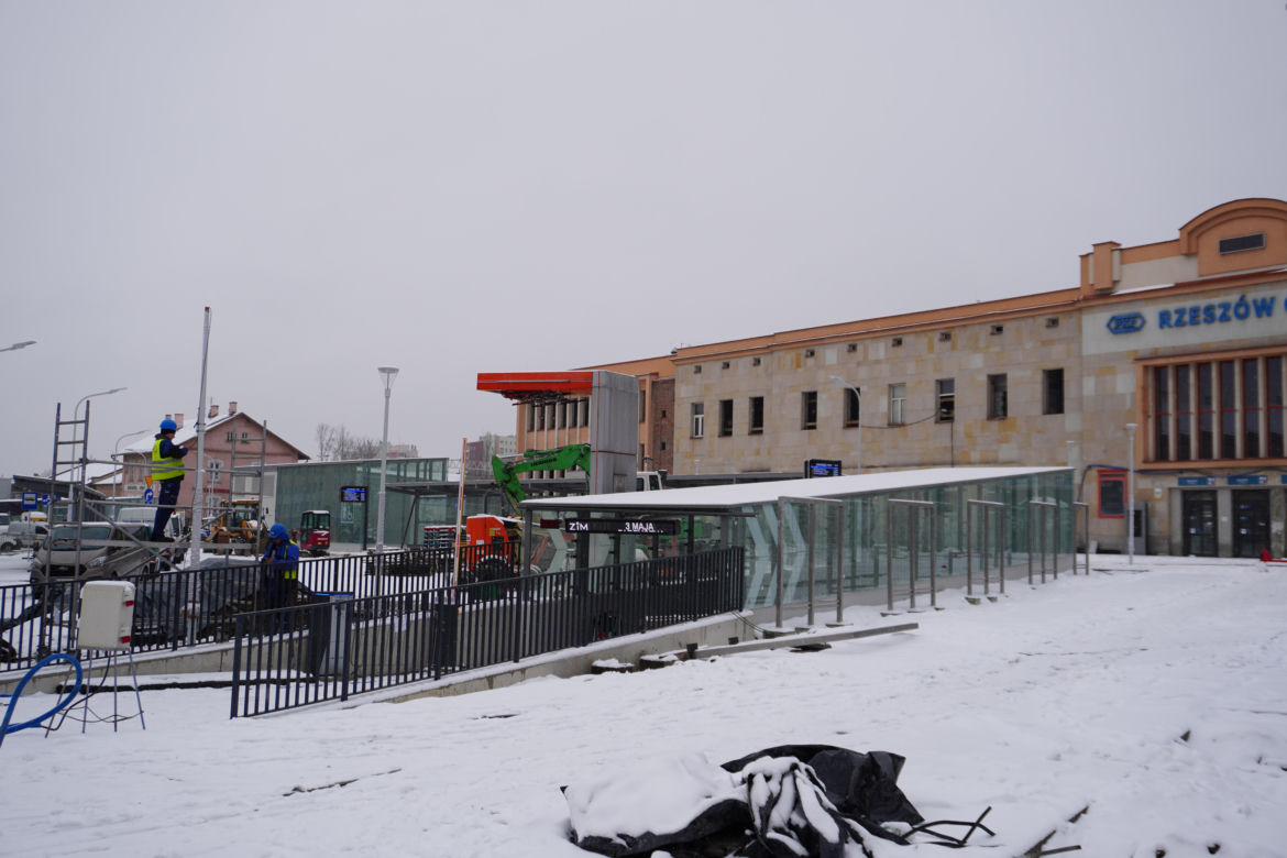 Nowy plac przed dworcem prawie gotowy. Kiedy zostanie otwarty?