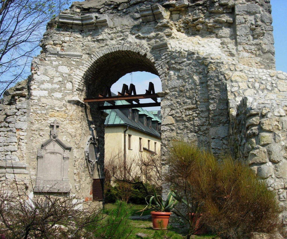 Kamienny łuk ruin dawnego muru w Stopnicy. O historii dawnego miasta królewskiego przeczytasz na Eska Kielce.