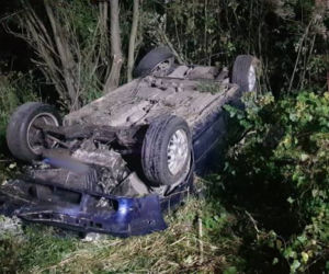 Podegrodzie. Golf dachował w przydrożnych zaroślach. Jedna osoba w szpitalu