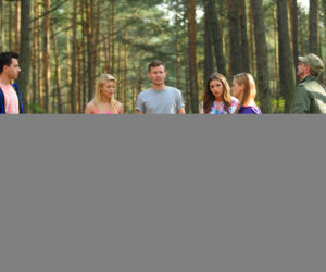 Pierwsza miłość. Asia (Paulina Gałązka), Jowita (Joanna Opozda), Radek (Mateusz Banasiuk), Zygmunt, Mikser (Błażej Michalski, Luiza (Klaudia Halejcio)