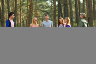 Pierwsza miłość. Asia (Paulina Gałązka), Jowita (Joanna Opozda), Radek (Mateusz Banasiuk), Zygmunt, Mikser (Błażej Michalski, Luiza (Klaudia Halejcio)
