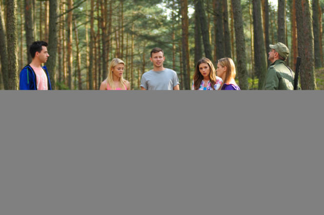 Pierwsza miłość. Asia (Paulina Gałązka), Jowita (Joanna Opozda), Radek (Mateusz Banasiuk), Zygmunt, Mikser (Błażej Michalski, Luiza (Klaudia Halejcio)