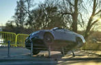 Przesadził z prędkością, Audi zawisło na linach mostu w Iławie