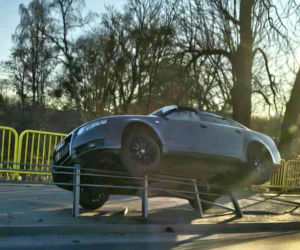 Przesadził z prędkością, Audi zawisło na linach mostu w Iławie