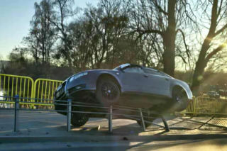 Przesadził z prędkością, Audi zawisło na linach mostu w Iławie