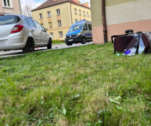 W centrum Tarnowa spacerowała z malutkim dzieckiem. Huknął w nich samochód! Maluch wypadł z wózka