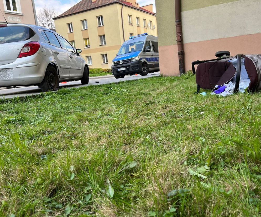 W centrum Tarnowa spacerowała z malutkim dzieckiem. Huknął w nich samochód! Maluch wypadł z wózka