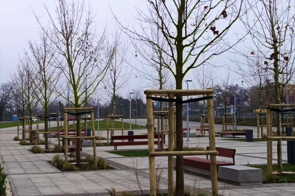 Plac przed Netto Areną po przebudowie