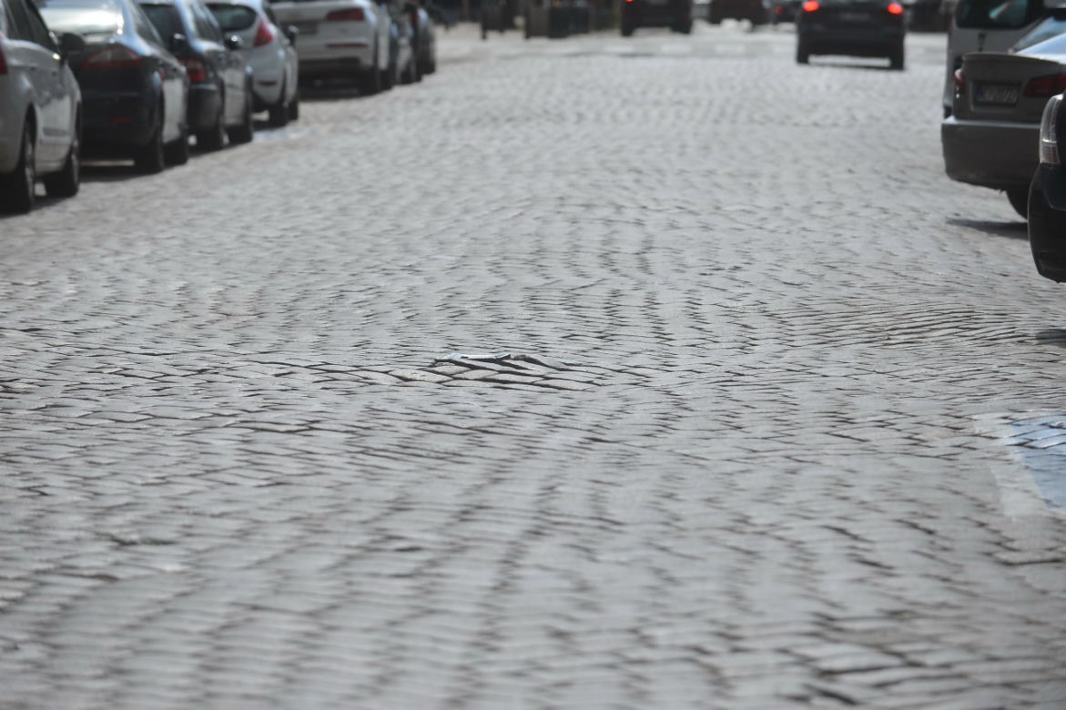 Wstyd! Takie dziurawe ulice w centrum Warszawy