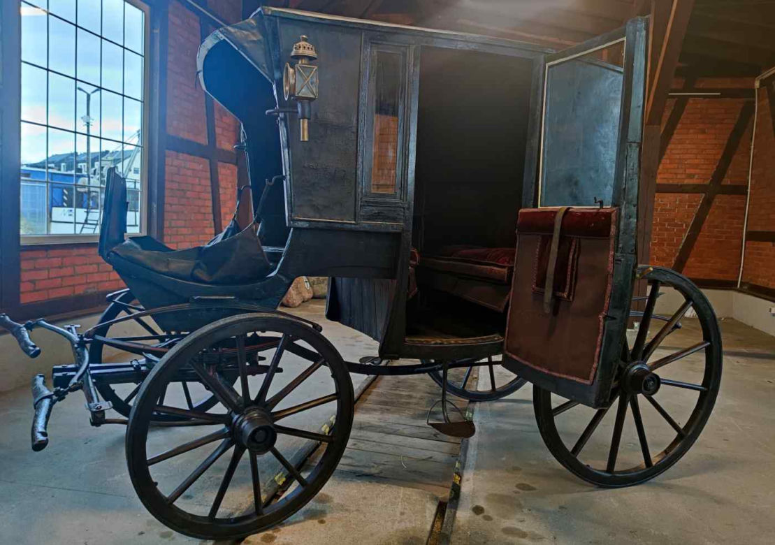Zabytkowa kareta powróciła do muzeum. To obiekt unikatowy w skali całego kraju [ZDJĘCIA]