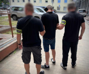 Kopnął w głowę 55-latkę. To wielokrotnie karany multirecydywista
