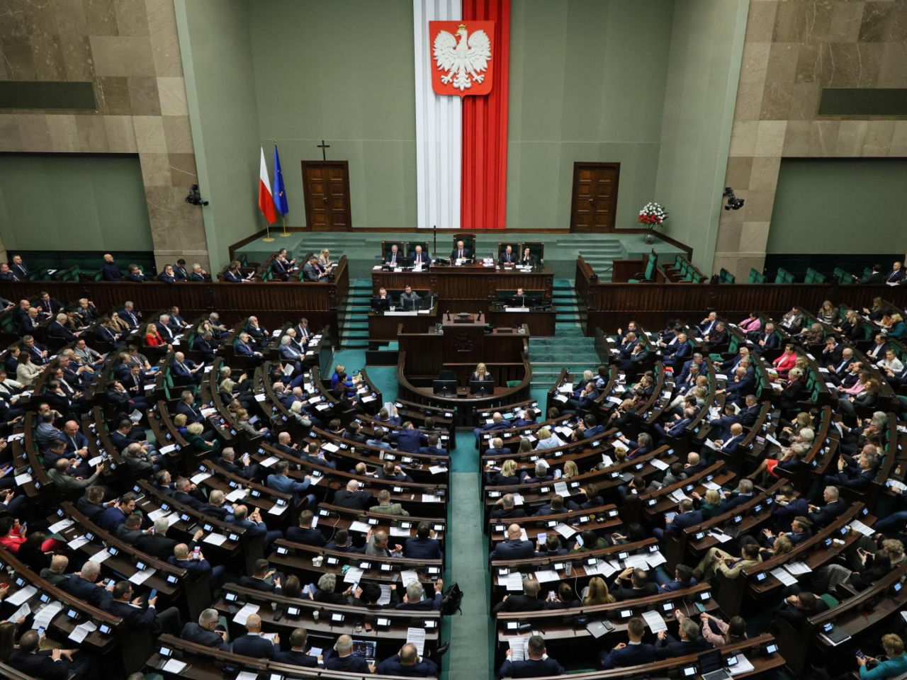 Papa Smerf traci władzę? Zobacz najnowszy sondaż partyjny