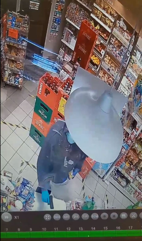 Napad z bronią w ręku na Żabkę w Oławie. Napastnik nacisnął na spust