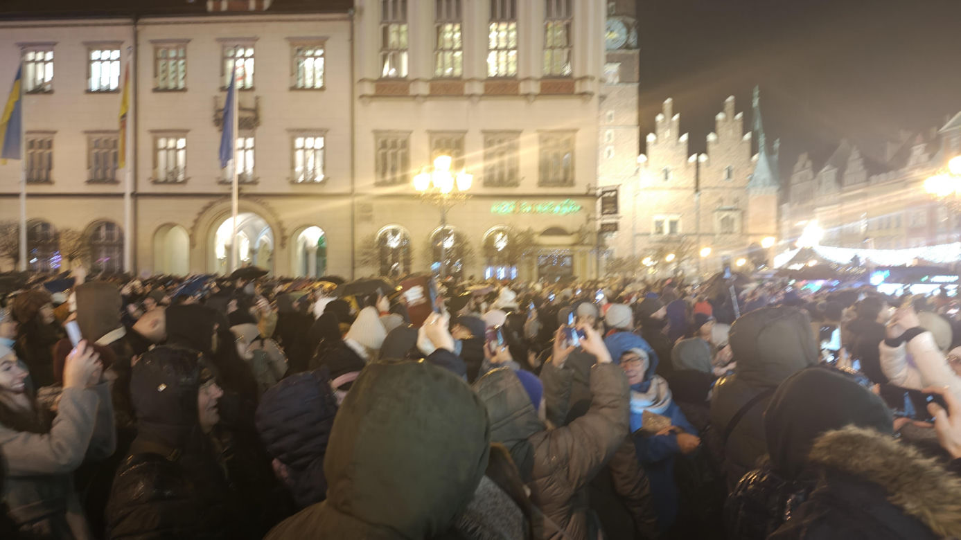 Największa choinka we Wrocławiu już rozświetlona! Tłumy powitały Świętego Mikołaja 