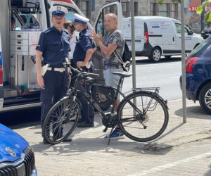 Po chodniku pociekła krew. Rozpędzony rowerzysta staranował emeryta. Tragedia w Al. Solidarności