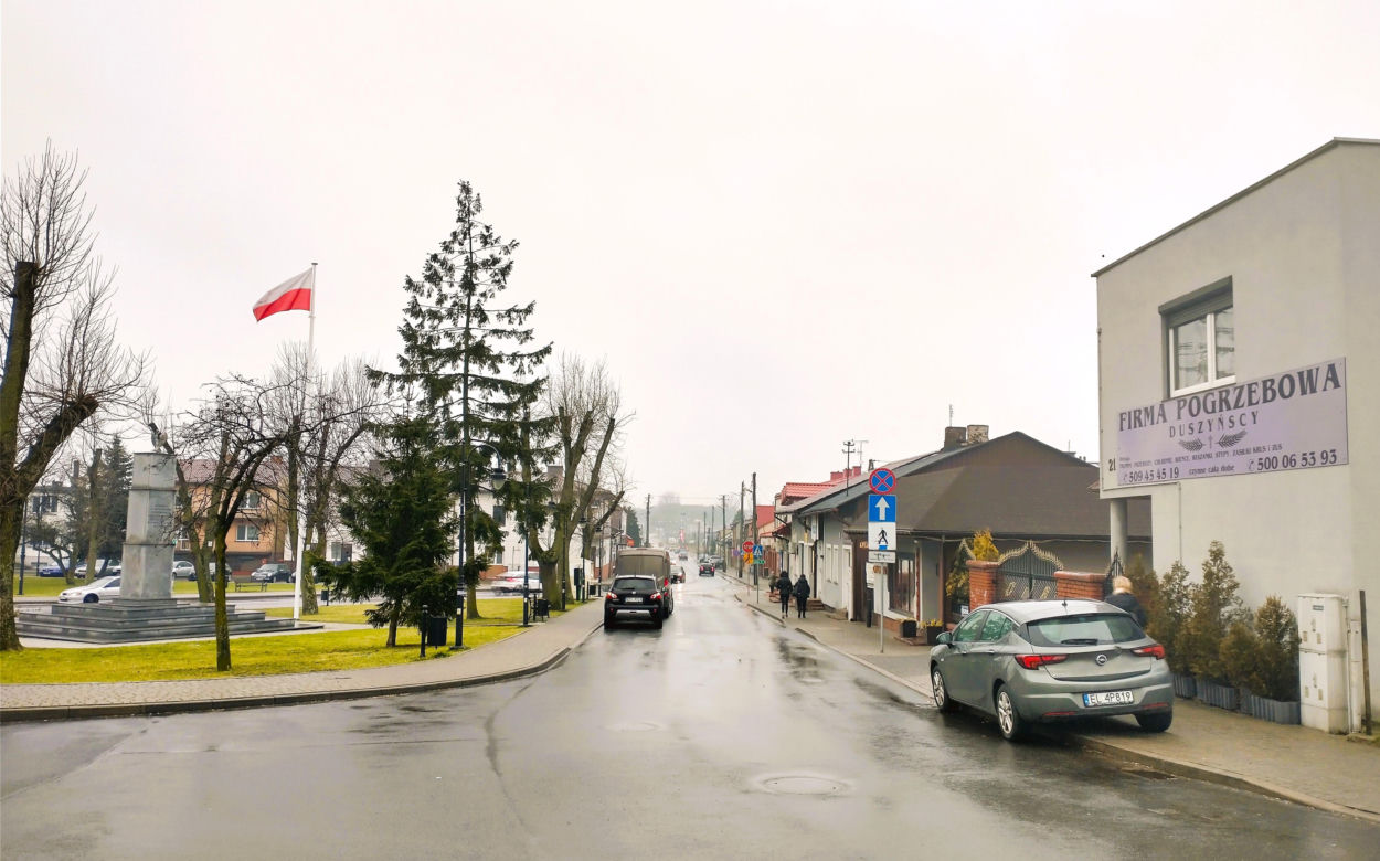 To miasto w województwie łódzkim zachwyca zabytkowym rynkiem. W średniowieczu stało się sławne