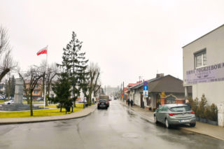 To miasto w województwie łódzkim zachwyca zabytkowym rynkiem. W średniowieczu stało się sławne