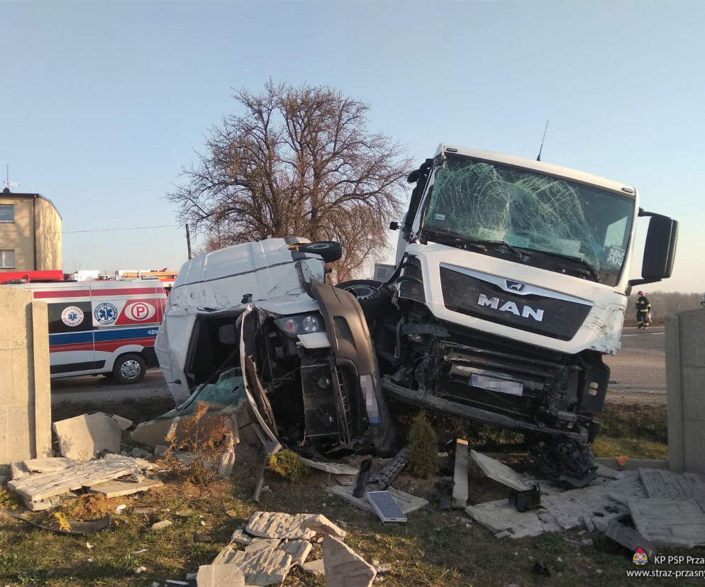 Przasnysz. POTEŻNE ZDERZENIE cysterny z busem! Jedna osoba w szpitalu! [ZDJĘCIA]