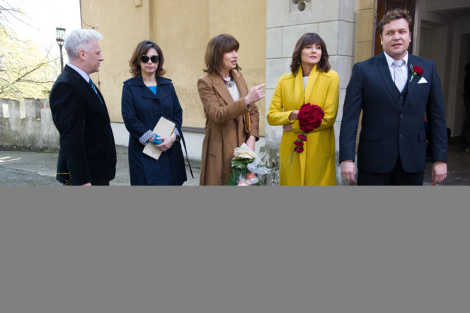 Na Wspólnej odc. 2115. Kinga (Ilona Wrońska), Michał (Robert Kudelski), Basia (Grażyna Wolszczak), Weronika (Renata Dancewicz), Adam (Zbigniew Stryj)