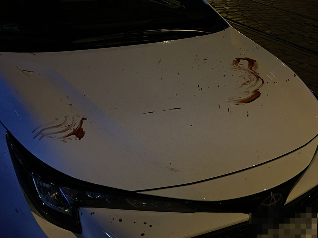 Horror na Woli. Kobieta w szale wysmarowała swoją krwią samochody