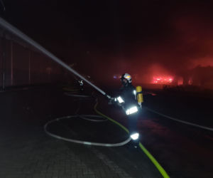 Potężny pożar hali magazynowej w Pietrzykowicach 