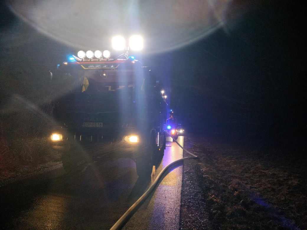 Spalone auto na drodze pod Opocznem. W środku zwęglone ciało 54-latka [ZDJĘCIA]