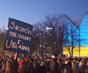 Szczecin solidarny z Ukrainą. Manifestacja na placu Solidarności