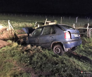 Przasnysz. Auto wpadło do wody, lądując na dachu! Kierowca uciekł [ZDJĘCIA]