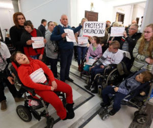 Protest rodzicow niepelnospranwych dzieci (2)