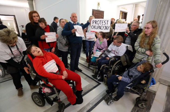 Protest rodzicow niepelnospranwych dzieci (2)