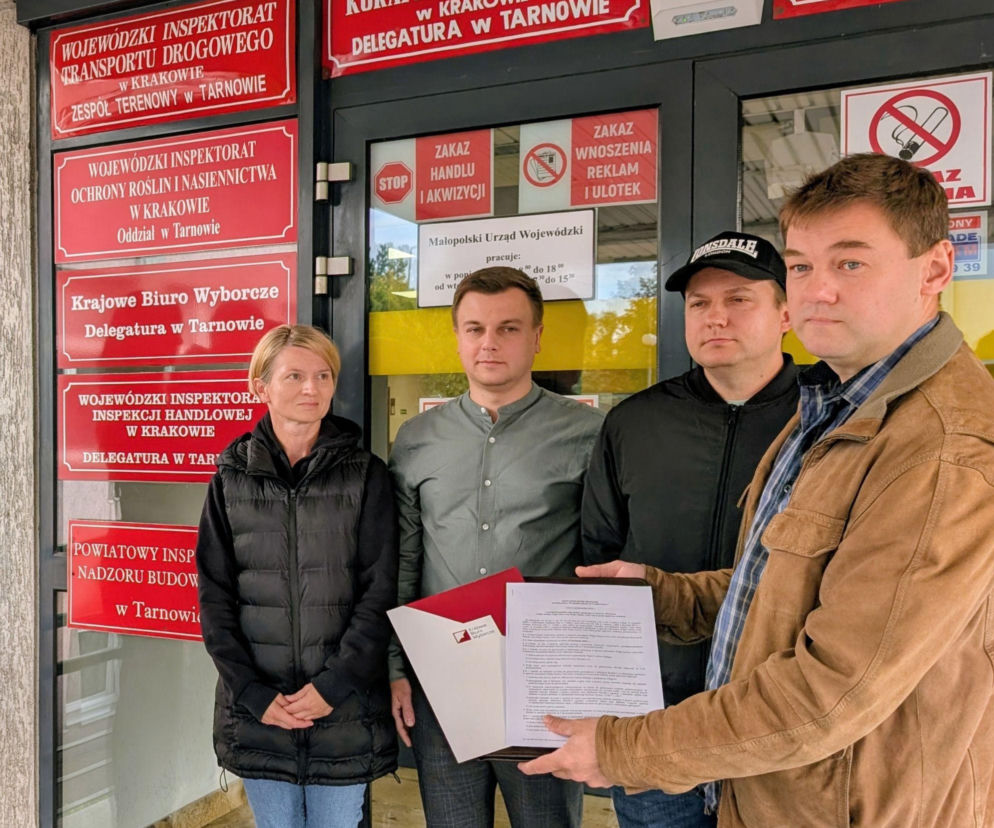 Grupa osób z dokumentami przed Krajowym Biurem Wyborczym w Tarnowie. O referendum w Lisiej Górze przeczytasz na Eska Tarnów.