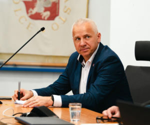 Prezydent Siedlec apeluje do mieszkańców o spokój i nieprzekazywanie niesprawdzonych informacji. Zapewnia, że szkoły są bezpieczne