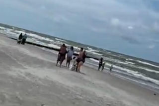 Jak zgubić dziecko na plaży? Właśnie tak! Dyrektor SAR pokazał szokujące nagranie: „Opamiętajcie się!”