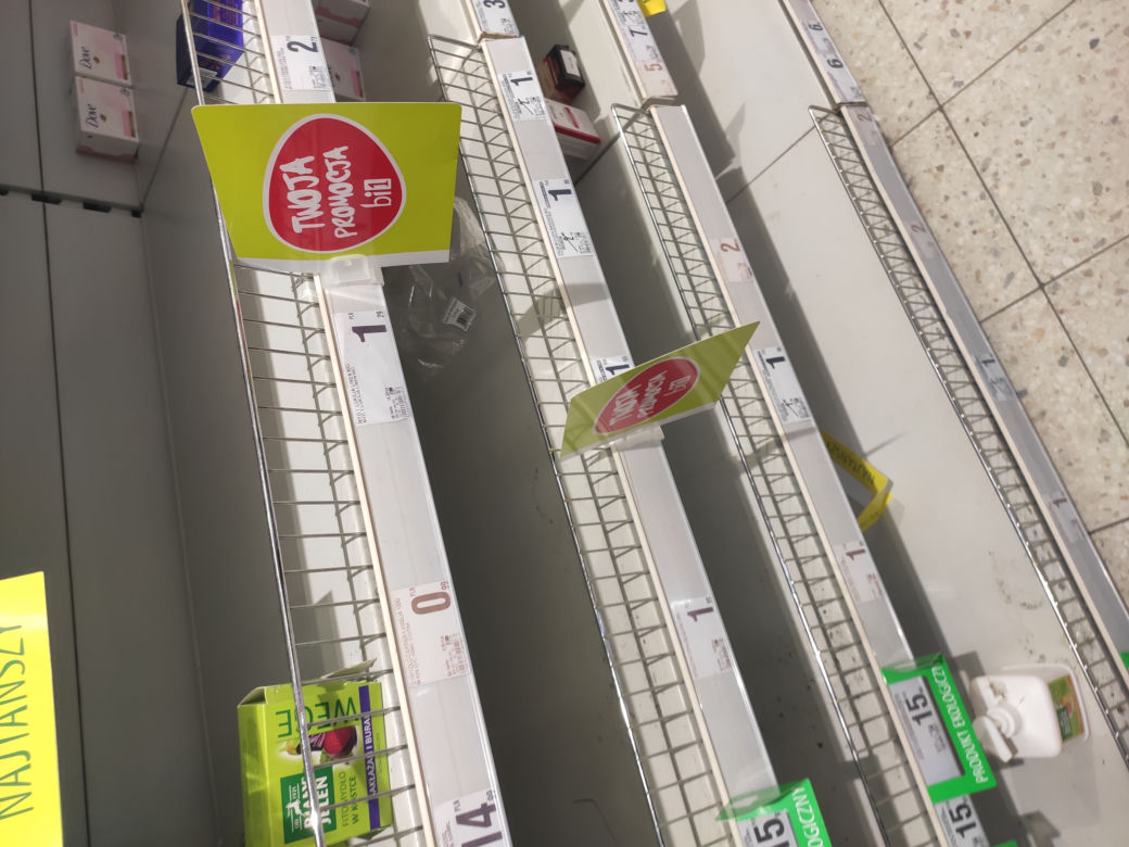 Puste półki w sklepach w Rzeszowie. Szał zakupów [NOWE ZDJĘCIA]