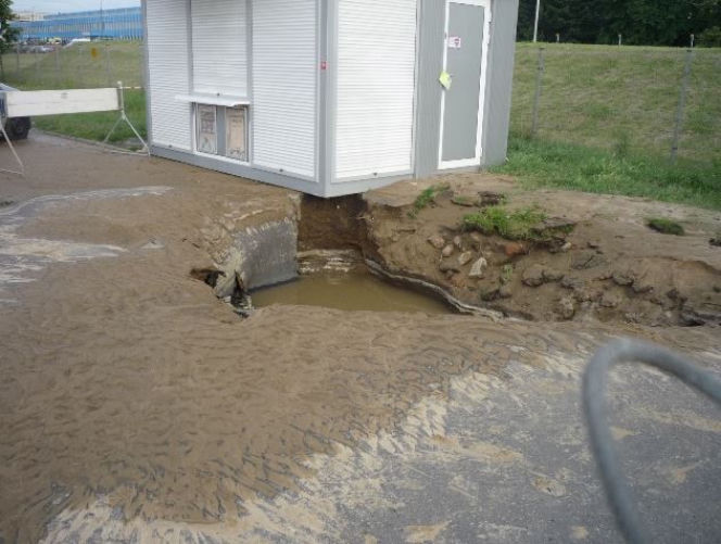 Zapadł się chodnik na Bródnie