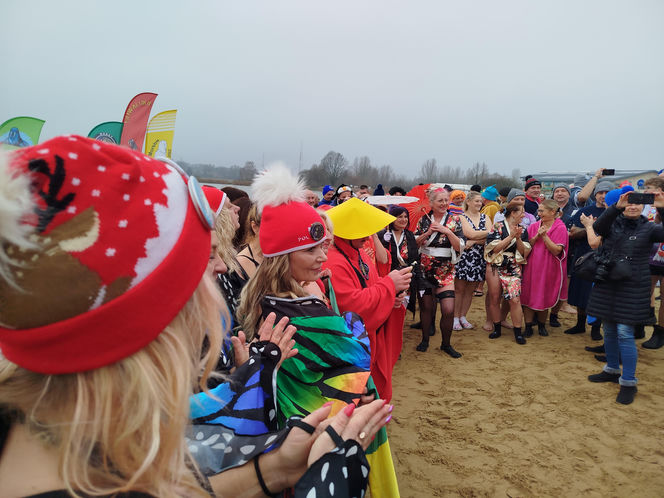 Mazowieckie Morsy otworzyły sezon morsowania 2025/2026 nad zalewem w Siedlcach