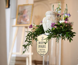 Pogrzeb Bożeny Dykiel przyciągnął tłumy. Pojawił się wieniec od Sławy Przybylskiej