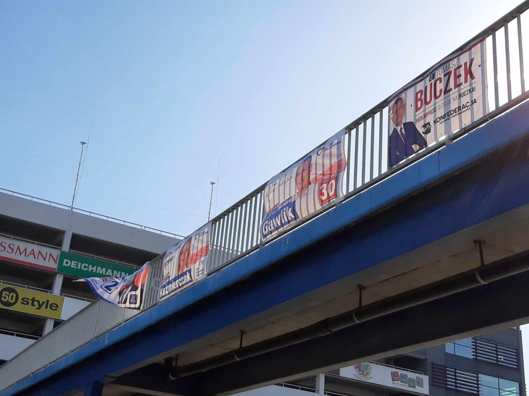 Rzeszowskie osiedla pozaklejane plakatami wyborczymi. Plakat na plakacie 